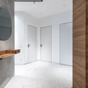 Không gian tủ áo và cửa sổ cao
