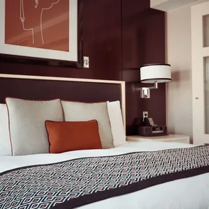 Phòng nghỉ khách sạn với rèm cản sáng