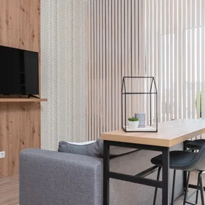 Phòng ăn tối giản cạnh cửa kính