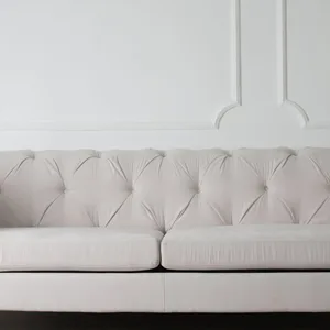 Sofa trắng trên nền tường sáng