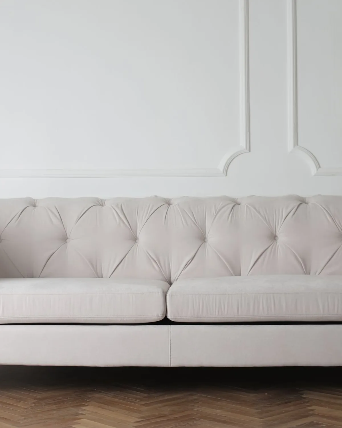 Sofa trắng trên nền tường sáng